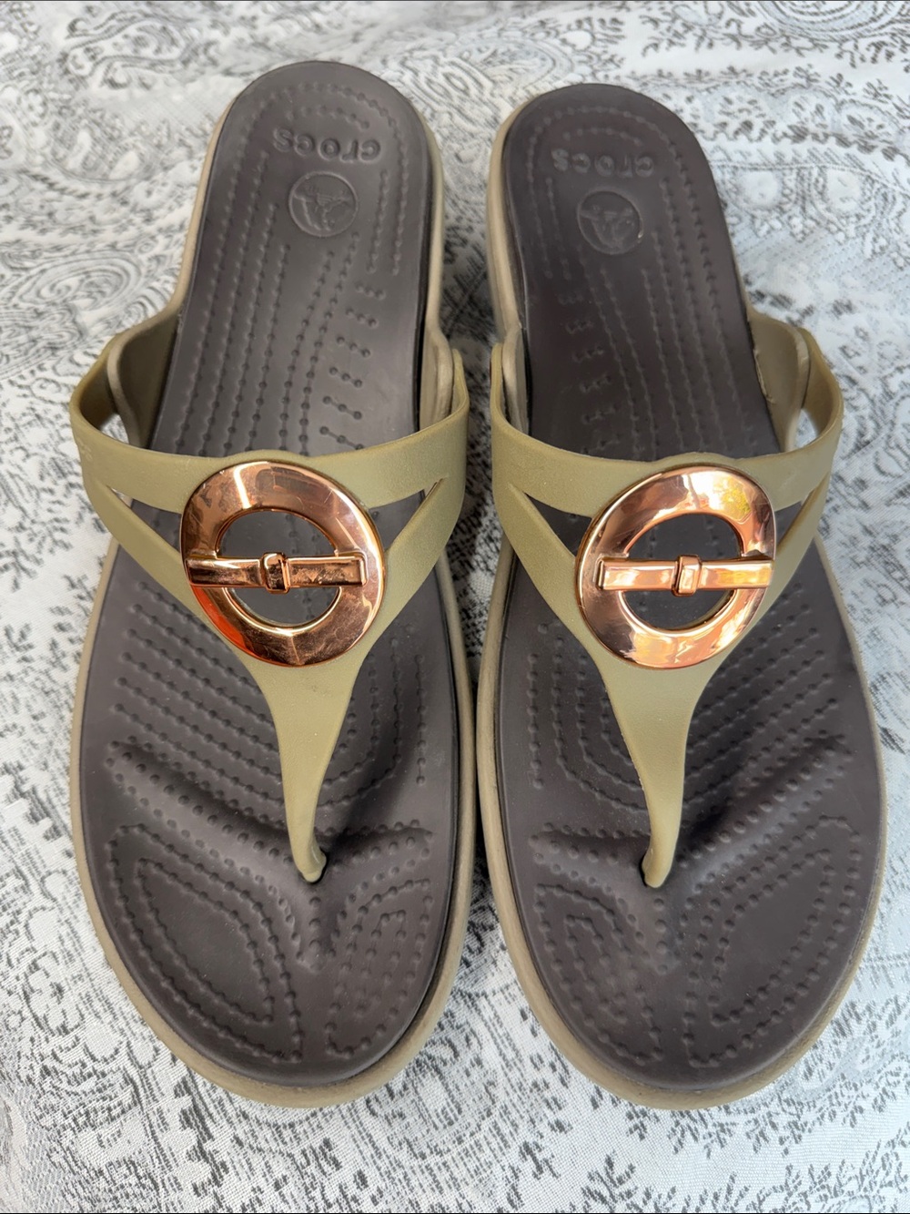 CROCS Women’s Olive Green Thong Sandals with Rose Gold Accent - 11